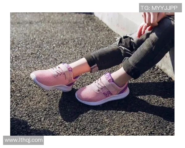 时尚运动风女款足球球星图案T恤潮流百搭设计舒适休闲夏季必备单品