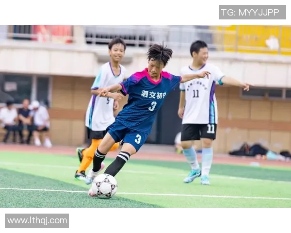 球星亲临绿茵赛场引爆激情助力足球运动全面发展