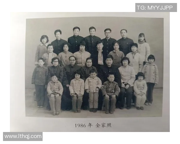 老一代足球明星全家福展现岁月流转与家庭温情的珍贵瞬间